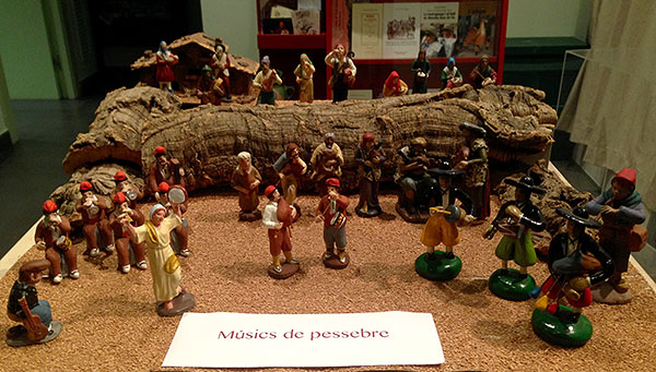 Un any de microexposicions a la porta del local