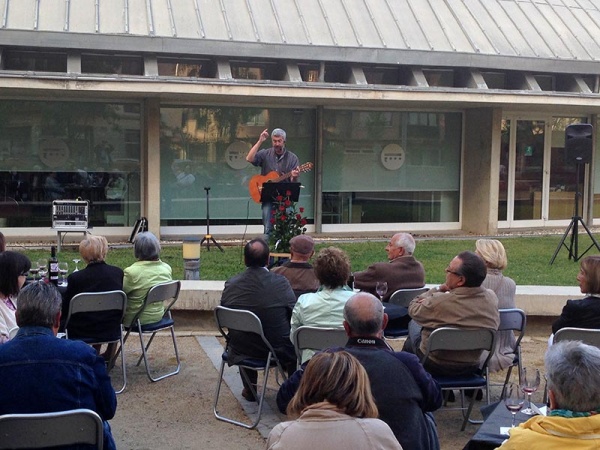 Una presentació amb aire de romanço